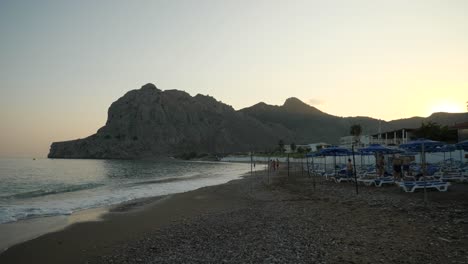 Playa-Kolymbia-Al-Atardecer,-Colinas-En-El-Fondo