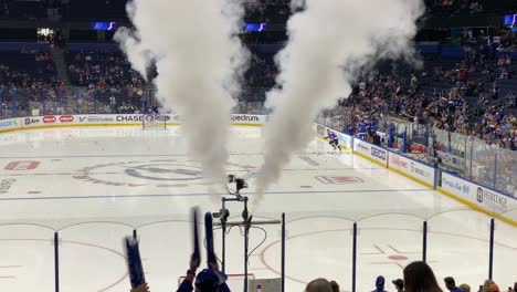 Jugadores-De-Tampa-Bay-Lightning-Entrando-Al-Hielo-Al-Comienzo-De-Un-Juego-En-Una-Pista-Cubierta-De-Hockey-Sobre-Hielo.