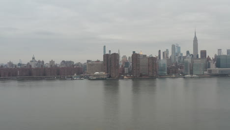 Panorámica-Lenta-Sobre-El-Horizonte-De-Manhattan-En-Un-Día-Gris-Nublado