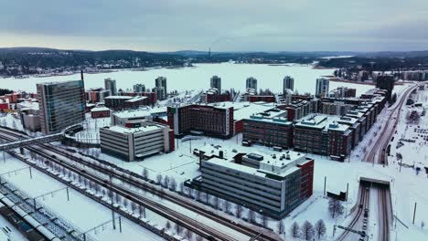 Vista-Aérea-Lejos-Del-área-De-Lutakko-Y-Sobre-La-Estación-De-Tren-En-Jyvaskyla,-Tarde-De-Invierno-En-Finlandia---Retroceso,-Disparo-De-Drone