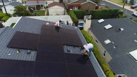 Paso-Elevado-Inverso,-Retirada-De-Trabajadores-Que-Instalan-Paneles-Solares-En-Una-Casa-Suburbana