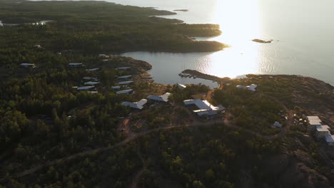 Vista-Aérea-Con-Vistas-Al-Complejo-Havsvidden,-Puesta-De-Sol-De-Verano-En-Ahvenanmaa,-Finlandia---órbita,-Disparo-De-Drone