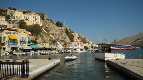 Blick-Auf-Den-Farbenfrohen-Hafen-Von-Ano-Symi-Mit-Booten-Und-Einer-Fähre