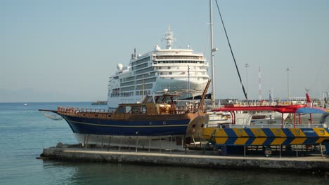 Barcos-Y-Un-Crucero-Blanco-En-El-Puerto-De-Rodas.