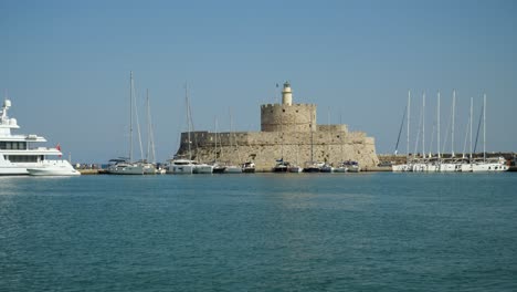 Fort-Von-St.-Nikolaus-Mit-Leuchtturm,-Um-Ihn-Herum-Vertäuten-Yachten-Und-Booten