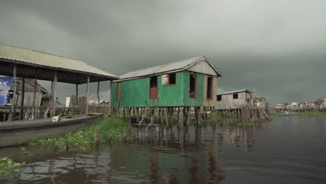 Häuser-Auf-Stelzen-Und-Dorfbewohner-Auf-Booten-In-Ganvie,-Benin