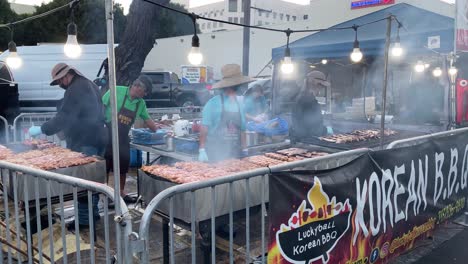 Puesto-De-Barbacoa-Coreano-Para-Cocinar-Al-Aire-Libre-En-El-Mercado-Nocturno-De-Santa-Mónica,-En-Los-Ángeles---Vista-Estática