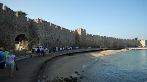 Strand-Von-Akti-Sachtouri-Und-Die-Mauern-Der-Altstadt-Von-Rhodos