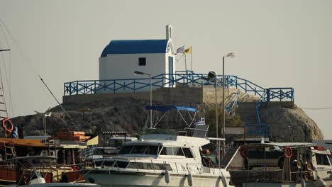 Kleine-Orthodoxe-Kirche,-Umgeben-Von-Booten-Im-Hafen-Von-Kolymbia