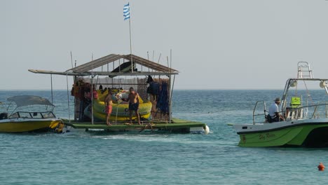 Boot,-Das-Ein-Floß-Mit-Wassersportausrüstung-Schleppt