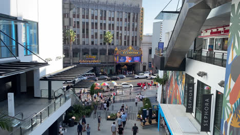 Multitud-De-Personas,-Edificios-Comerciales-Y-Tráfico-A-Lo-Largo-De-Hollywood-Boulevard-En-Hollywood,-California-Durante-El-Día