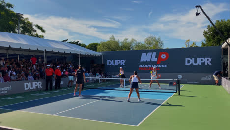 Frauen-Pickleball-Spiel-Beim-MLP-Turnier-Im-Sonnigen-Newport-Beach,-Kalifornien,-USA