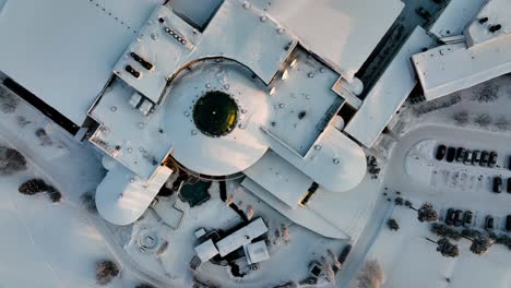 Vista-Aérea-Sobre-El-Hotel-Katinkulta-Del-Club-De-Vacaciones-En-Vuokatti,-Finlandia---Ojo-De-Pájaro,-Disparo-De-Drone