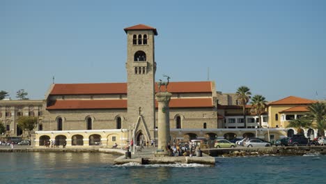 Blick-Auf-Die-Evangelistenkirche-Und-Die-Hirschstatue-Vom-Meer-Aus