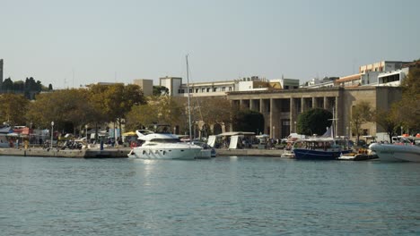 Vista-De-La-Costa-Y-Del-Palacio-De-Justicia-Con-Una-Calle-Muy-Transitada,-Desde-El-Mar.