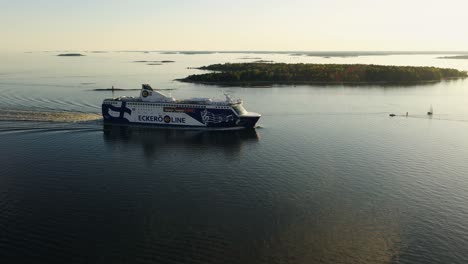 Luftaufnahme-Eines-Kreuzfahrtschiffes,-Das-An-Inseln-In-Der-Ostsee-Vorbeifährt,-Sommerabend-In-Finnland---Kreisend,-Drohnenaufnahme