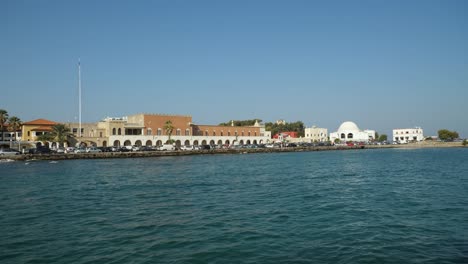 La-Costa-De-La-Ciudad-De-Rodos-Y-El-Palacio-Del-Gobernador,-Vista-Desde-El-Mar.