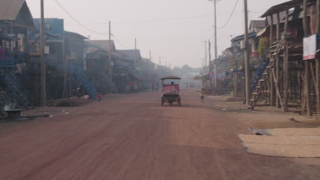 Calle-En-Kampong-Phluk-Camboya-Al-Amanecer,-Casas-Sobre-Pilotes