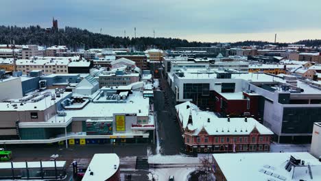 Vista-Aérea-Sobre-La-Calle-Asemakatu,-Sombría,-Tarde-De-Invierno-En-Jyvaskyla,-Finlandia