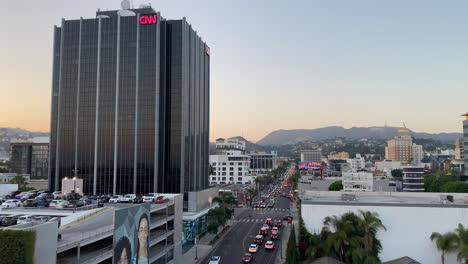 Edificio-De-Oficinas-De-CNN-En-Los-Ángeles-Con-El-Cartel-De-Hollywood-Al-Fondo,-California,-EE.UU.---Ancho