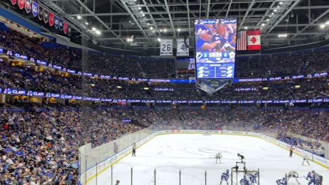 Aficionados-Al-Hockey-Sobre-Hielo-Animando-Durante-El-Partido-De-Hockey-Tampa-Bay-Lightning-En-Una-Pista-De-Hielo-Cubierta