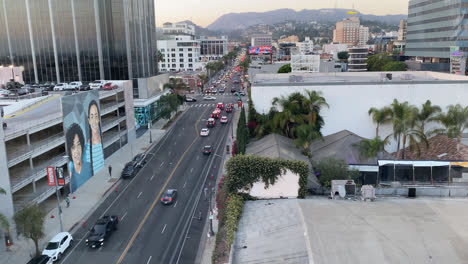 Hora-Punta-En-Cahuenga-Blvd-Cerca-De-Sunset-Blvd-Con-Tráfico-Comenzando-A-Acumularse-En-La-Intersección