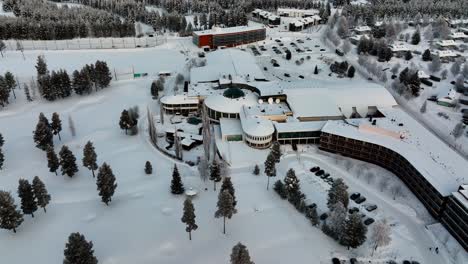 Vista-Aérea-Alrededor-Del-Club-De-Vacaciones-Katinkulta-Resort-En-Vuokatti,-Finlandia---órbita,-Disparo-De-Drones