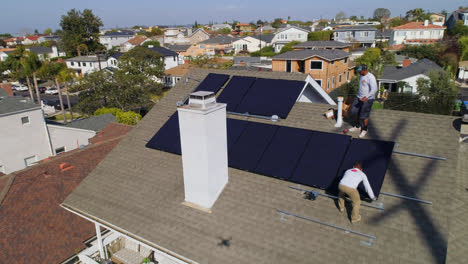 órbita-Aérea-Alrededor-De-Un-Tejado-Empinado-Y-Trabajadores-Técnicos-Están-Instalando-Y-Realizando-Mantenimiento-En-Paneles-Solares---órbita,-Disparo-De-Drones