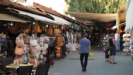 Taschen-,-Bekleidungs--Und-Souvenirläden-In-Der-Straße-Der-Altstadt-Von-Rhodos