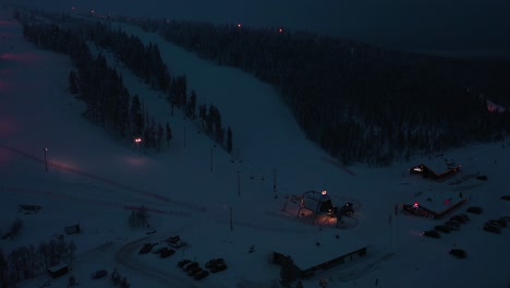 Vista-Aérea-De-Las-Laderas-De-Inari-saariselka,-Noche-Oscura-En-Laponia---Dando-Vueltas,-Disparo-De-Drones