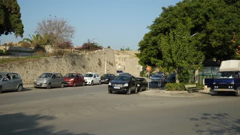 Parkende-Autos-Am-Tor-Der-Altstadt-Von-Rhodos