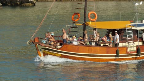 Turistas-En-Un-Barco-Turístico-Que-Llegan-Al-Puerto-De-Kolymbia