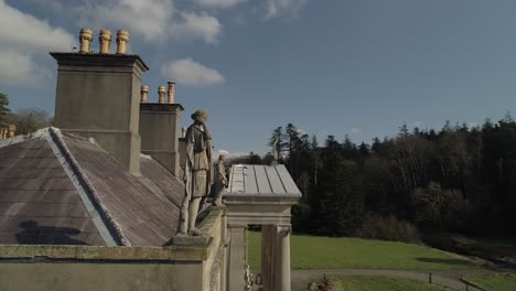 Antena-Giratoria-Alrededor-Del-Techo-Y-Estatuas-Montadas-En-La-Finca-Glynliffon