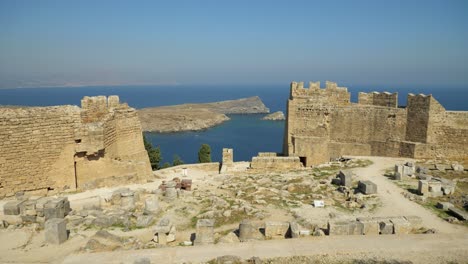 Blick-Auf-Die-Küste-Durch-Die-Mauern-Der-Akropolis-In-Lindos,-Keine-Menschen