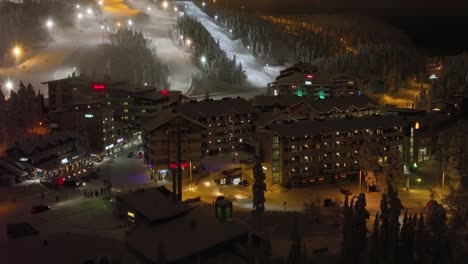 Vista-Aérea-Del-Tráfico-Y-La-Gente-En-El-Pueblo-De-Esquí-De-Ruka,-En-Kuusamo,-Finlandia---Dando-Vueltas,-Disparo-De-Drone