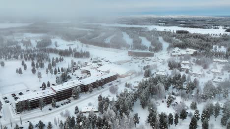 Vista-Aérea-Alrededor-Del-Club-De-Vacaciones-Katinkulta-Spa-Resort-En-Vuokatti,-Finlandia---órbita,-Disparo-De-Drones