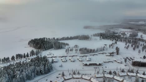 Vista-Aérea-Alrededor-De-Las-Nubes,-Con-Vista-Al-Club-De-Vacaciones-Katinkulta-Resort-En-Vuokatti,-Finlandia---Alto,-Dando-Vueltas,-Disparo-De-Drone