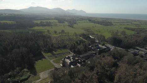 Antena-Sobre-La-Finca-Grand-Glynliffon-Mirando-Hacia-Las-Colinas-Galesas-Y-El-Mar.