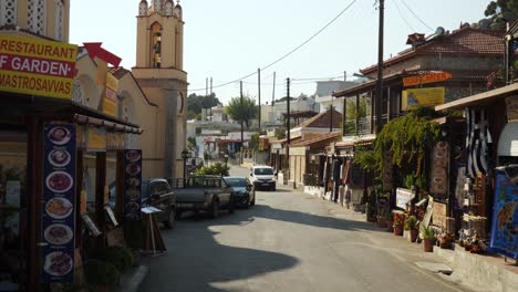 Coche-Acercándose-A-Un-Tranquilo-Pueblo-Griego,-Siana,-Rodas.