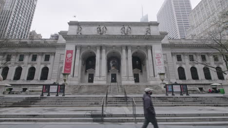 Weitwinkelaufnahme-Der-öffentlichen-Bibliothek-Von-New-York-Mit-Männern,-Die-Gesichtsmasken-Tragen