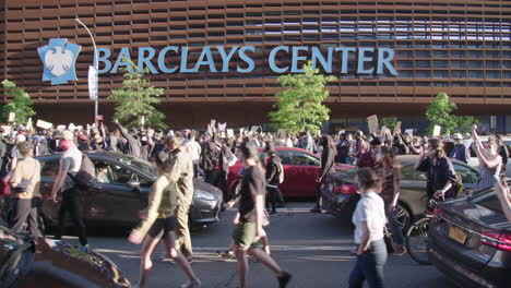 Multitud-Marchando-Frente-Al-Barclays-Center-Durante-La-Protesta-Black-Lives-Matter