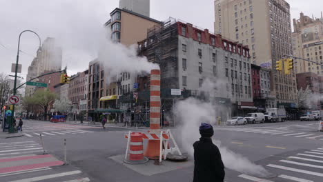 Tubería-De-Vapor-Humeante-Y-Boca-De-Acceso-En-La-Esquina-De-Las-Avenidas-6-Y-14-En-Cámara-Lenta-De-Nueva-York-Durante-El-Coronavirus