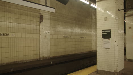 Panorámica-Lenta-En-La-Desierta-Estación-De-Metro-De-Chambers-Street.