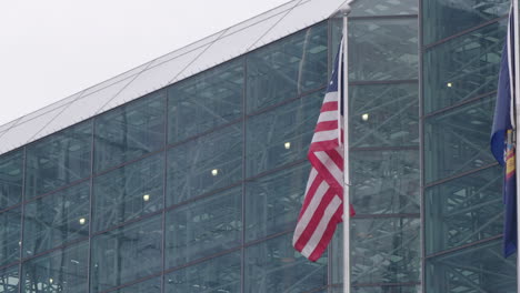 Amerikanische-Flagge-Weht-Vor-Dem-Javits-Center