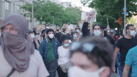 Un-Gran-Grupo-De-Manifestantes-En-Las-Calles-De-Brooklyn,-Nueva-York,-Caminando-Durante-La-Protesta-De-BLM-En-Cámara-Lenta.