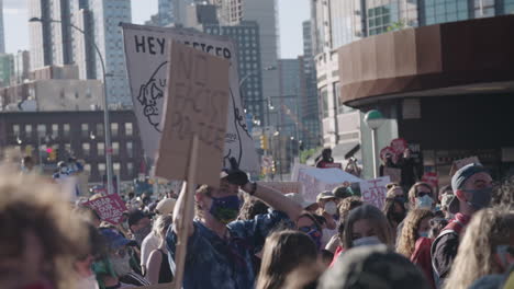 Anti-Polizisten-Schilder-Bei-BLM-Protest-Vor-Dem-Barclays-Center-In-Der-Innenstadt-Von-Brooklyn