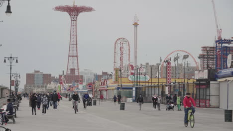 Mucha-Gente-Con-Máscaras-Faciales-En-El-Paseo-Marítimo-De-Coney-Island.