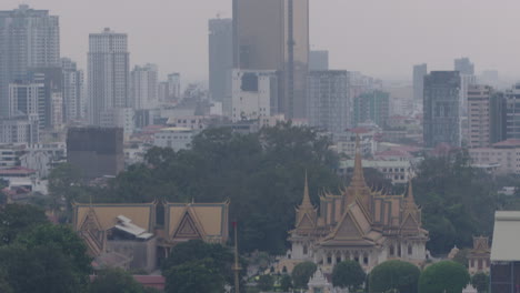 Inclínese-Hacia-Abajo-Desde-Los-Nuevos-Rascacielos-En-Construcción-Hasta-La-Arquitectura-Tradicional-Del-Palacio-Real-En-Phnom-Penh.