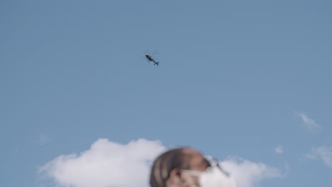 Helicóptero-Volando-Por-Encima-De-La-Multitud-Durante-Las-Protestas-De-BLM-En-El-Centro-De-Brooklyn.