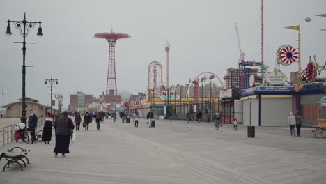 Menschen-Mit-Gesichtszeichen-Auf-Der-Promenade-In-Coney-Island